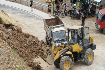 Bupati Gunungkidul meninjau tanjakan Clongop pastikan aman dilalui