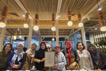 Seorang bidan dapat penghargaan dari Kemenkes karena bantu lahiran di pesawat