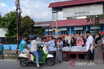 SDN 38 Pangkalpinang bagikan 200 paket takjil ke masyarakat dan pengendara