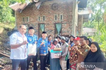 Bupati Sabar AS salurkan bantuan korban tertimpa pohon di Bonjol