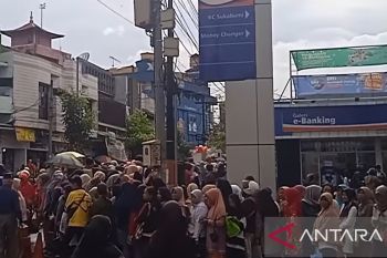 Ratusan warga Sukabumi antre sejak subuh untuk dapatkan sembako bersubsidi