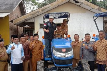 Senator asal Lampung serahkan bantuan traktor ke petani di Lampung Tengah