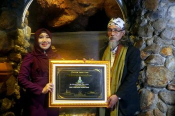 Semester pertama jadi anggota DPD RI, Lia Istifhama kembali raih award