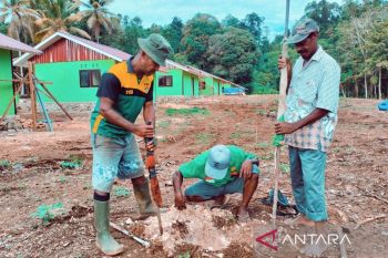 Satgas TMMD Biak bersama warga Kbusdori siapkan lubang penghijauan lingkungan