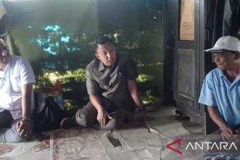 Seorang warga Palembang dievakuasi karena tinggal di area sawah