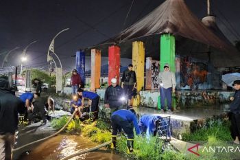 Gerimis tak halangi, Bupati Anwar Sadat 'Sidak' pembersihan drainase di sekitar Stadion Bhakti Karya
