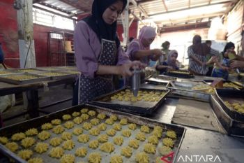 Pembuatan kue kering jelang Lebaran