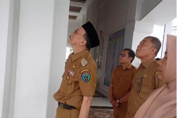 Pemkab Pessel tuntaskan perbaikan Masjid Terapung di Carocok Painan