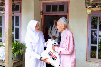 Bupati Banyuwangi bagikan dokumen kependudukan program Tondo Welas