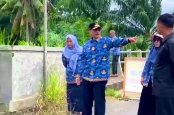 Bupati Hendrajoni tinjau kerusakan ruas jalan Pasar Kambang-Koto Baru