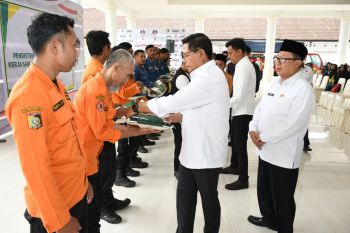 Sebanyak 630 tenaga honorer di Lombok Timur dapat zakat fitrah