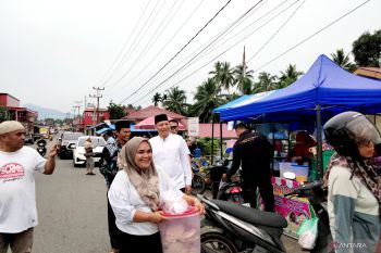 Bupati Sabar AS borong pabukoan Pedagang di Pasar Rao