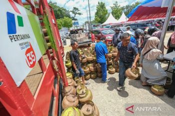 Operasi pasar gas elpiji 3 kilogram  untuk memenuhi kebutuhan masyarakat jelang Lebaran.