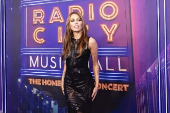 Busana Miley Cyrus ekspresikan berbagai cerita