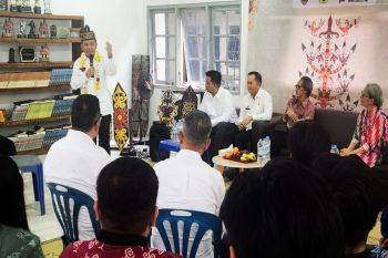 Gubernur temui mahasiswa Kalteng di Yogyakarta, serahkan bantuan pendidikan