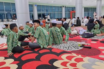 Bandara Tjilik Riwut berbagi kebahagiaan bersama anak panti asuhan saat Ramadhan