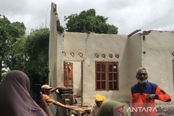 Terpopuler: rumah rusak diterjang puting beliung,  Polda NTB usut kematian ASN, dan harga emas naik