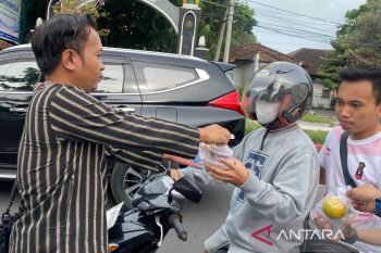 Forum wartawan parlemen berbagi takjil di depan DPRD NTB