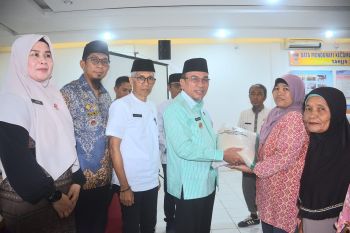 Wawako Maigus Nasir salurkan bantuan beras kepada sejumlah keluarga di Kota Padang