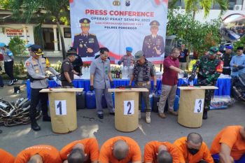 Polres Ponorogo musnahkan ratusan liter minuman keras dan handak