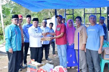 Bupati Agam salurkan bantuan bagi korban kebakaran