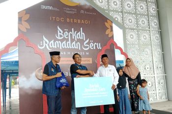 Ribuan warga di Mandalika Lombok Tengah dapat paket sembako