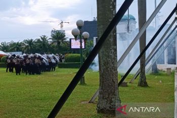 Demo mahasiswa dan aliansi masyarakat di depan DPR mulai memanas