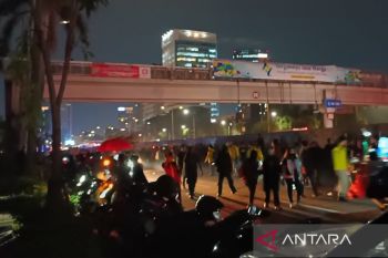 Polisi bubarkan paksa para pendemo di gedung DPR RI