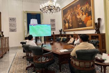Momen Prabowo dan Seskab Teddy nonton Indonesia vs Australia di Istana