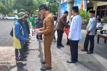 Sebanyak 1.338 petugas kebersihan di Mataram dapat santunan kebersihan