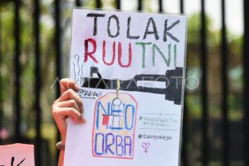 Aksi pengunjuk rasa di depan pintu DPR