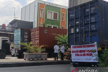 Pengusaha truk berunjukrasa di depan Pelabuhan Tanjung Priok