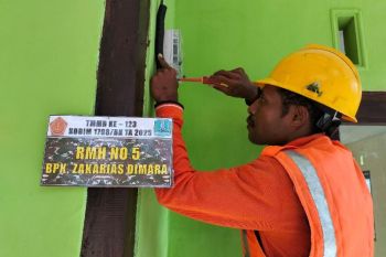 Satgas TMMD Kodim 1708 pasang meteran listrik rumah warga Kbusdori Biak