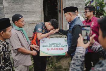 Pemkab Solok serahkan bantuan bedah rumah ke warga Desa Surian