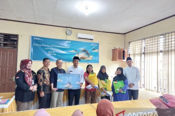 Dinsos bersama BNI Cabang Solok serahkan paket sembako ke masyarakat