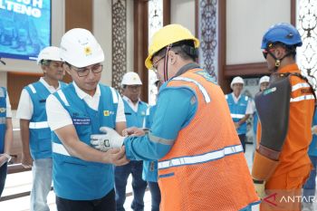 GM PLN Kalselteng pasangkan perlengkapan keselamatan kerja