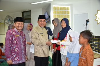 Wawako Maigus Nasir Serahkan Santunan Anak Yatim Masjid Ukhuwah