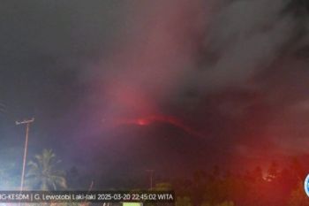 Status Gunung Lewotobi di Flotim naik level IV/Awas
