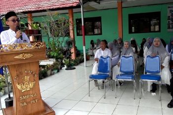 Murid SMPN 4 Sampit tetap dapat tugas selama libur Lebaran