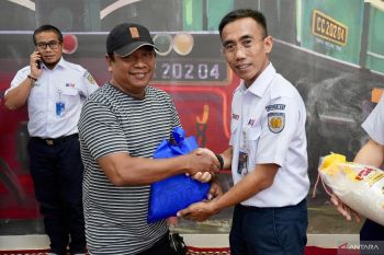 KAI Tanjungkarang salurkan 355 paket sembako ke warga  sekitar jalur KA