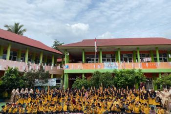 Siswa SDN Kota Solok bagi-bagikan paket Ramadhan ke warga sekitar
