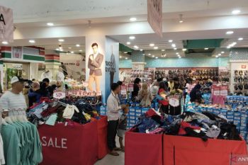 Masyarakat Palembang berburu pakaian  lebaran pakai uang THR