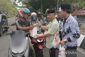 Disdik Kapuas bersama PGRI berbagi di bulan Ramadhan