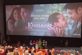 Warga antusias nonton film "Komang" di bioskop Baubau