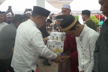 Gubernur Sulbar bagikan 750 sembako kepada warga Pasangkayu 