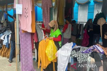 PKBI Kaltim bagikan pakaian layak pakai kepada warga kurang mampu