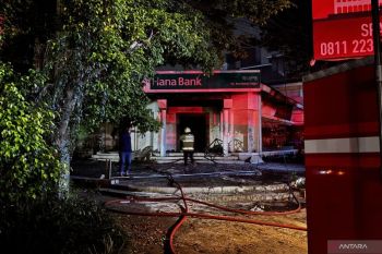 Damkar Bandung kerahkan lima armada pemadam atasi kebakaran Hana Bank