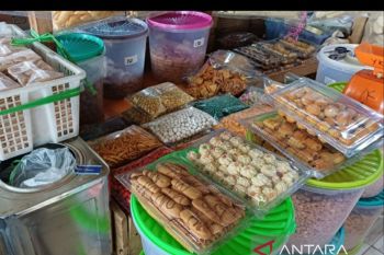 Pedagang sembako di Palembang beralih jual kue Lebaran