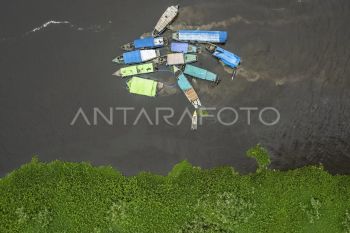 Pencari benda kuno di kawasan cagar budaya