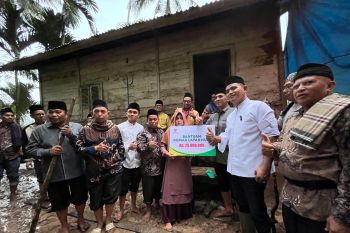 Pemkab Solok kembali serahkan bantuan bedah rumah